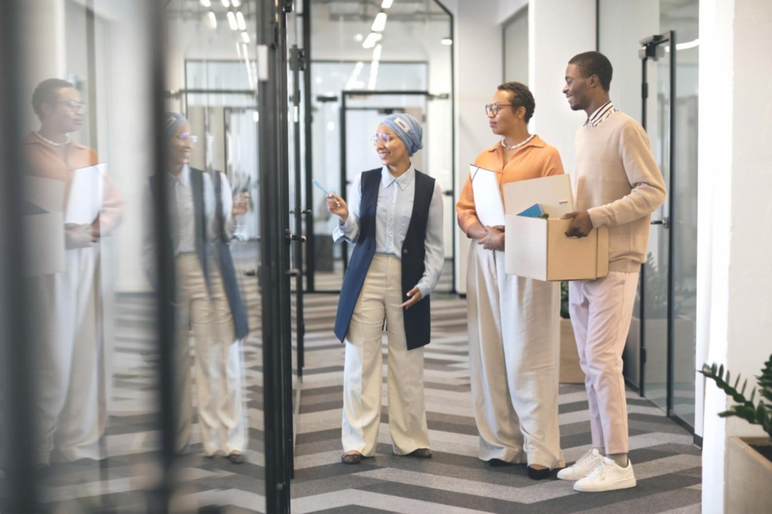 Espace de travail d'entrepreneur avec ordinateur et notes