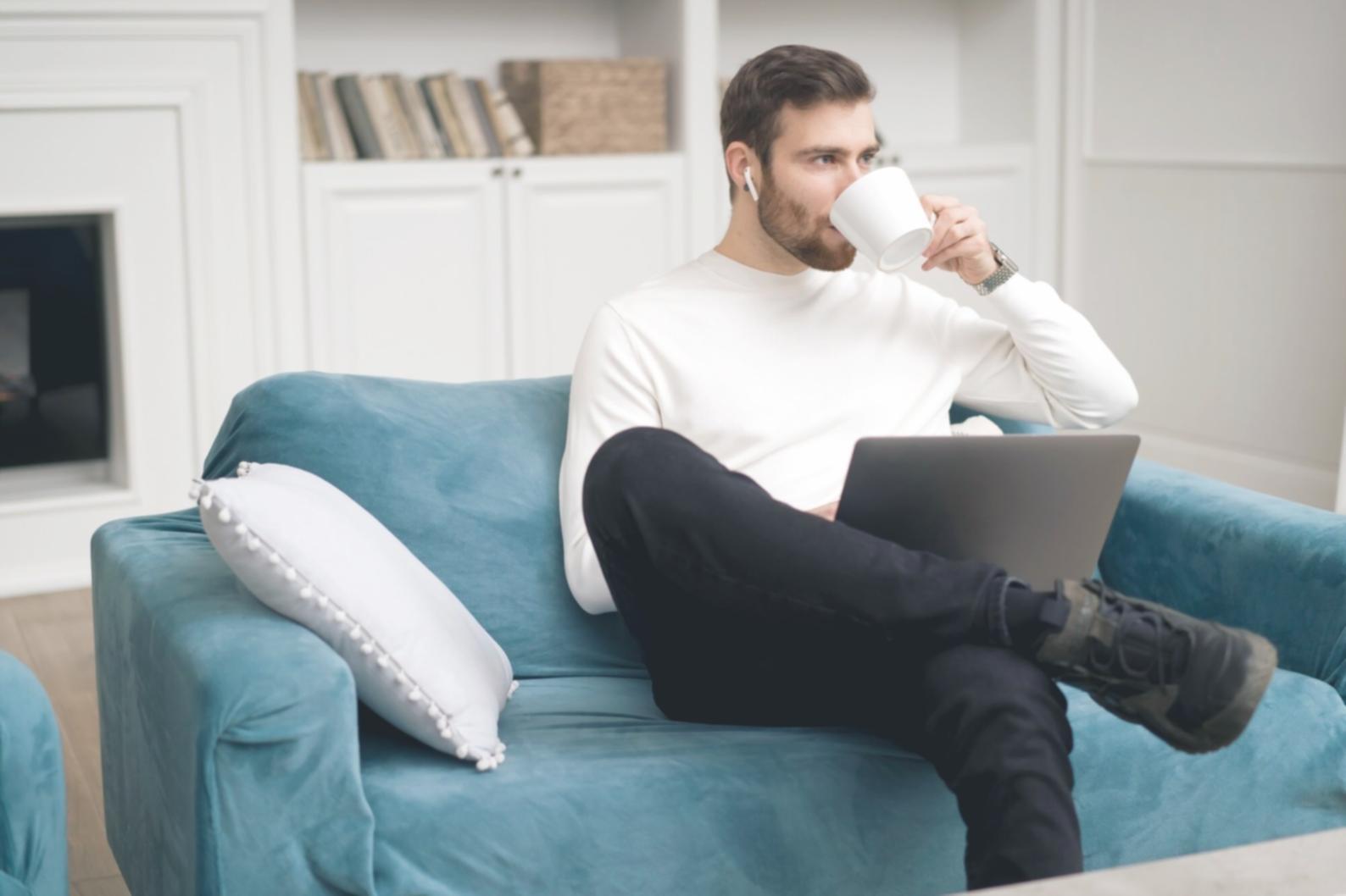 Personne réfléchissant à son projet entrepreneurial